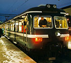 X420 058 kommt am Morgen des 20. Januar 2003 in Uplands Väsby an. Der X420-Vollzug wird danach zur ersten Fahrgastfahrt starten.  Foto: Johan Hellström [hier klicken zur Vergrößerung]