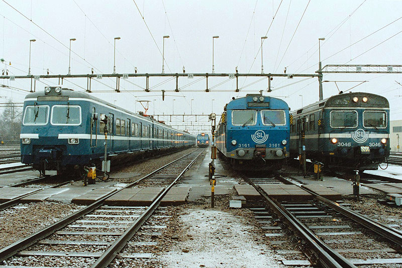 X420 547 neben X10 3161 und X1 3046 am Vormittag des 20. Januar 2003 im Bw Älvsjö. Foto: Johan Hellström [hier klicken zur Vergrößerung]